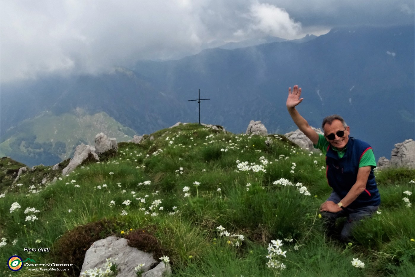 64 Fioriture di anemone narcissino alla croce di vetta della Corna Grande (2089 m).JPG